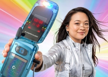 Commodore revives brand with release of new flip phone model