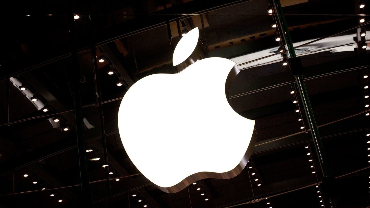 Apple signs billion deal with Broadcom for U.S.-made wireless chips Apple signs billion deal with Broadcom for U.S.-made wireless chips